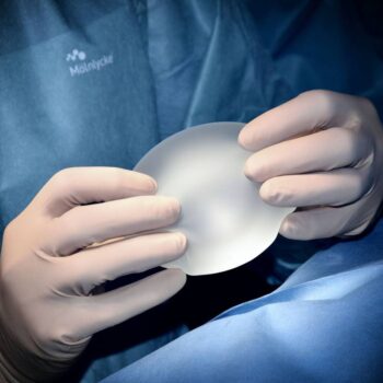 Vyjmutí prsních implantátů: výhody odstranění implantátů a jak probíhá celkový proces